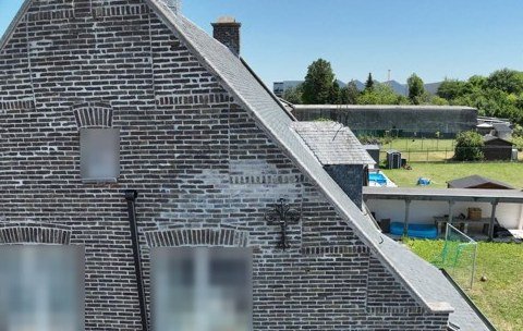 Fassade mit Ausblühungen – Drohnenaufnahme