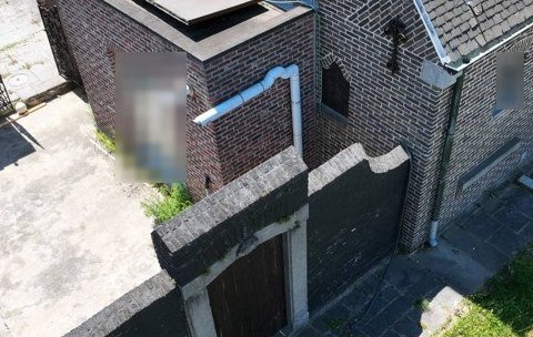Anschlüsse, Regenrohre und Anbau an der Fassade